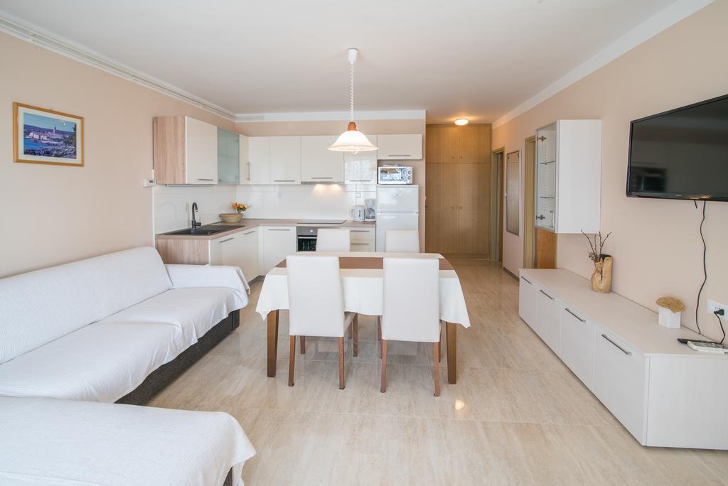 Apartments Villa Ana Krk Town Eksteriør billede